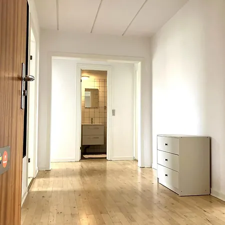 Two-bedroom Located On The Third Floor Of A Four-story Building In Apartment *